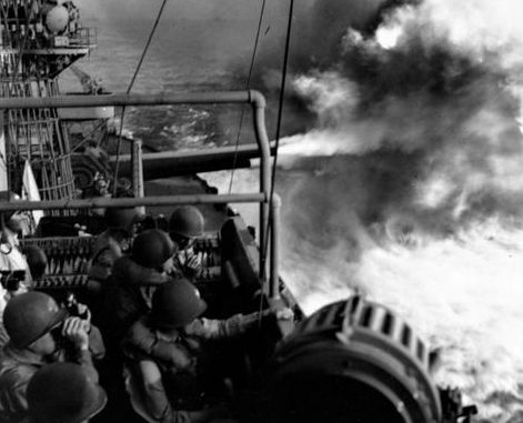 Эсминец Мэриленд ведет огонь у Таравы перед вторжением. Ноябрь 1943 г.