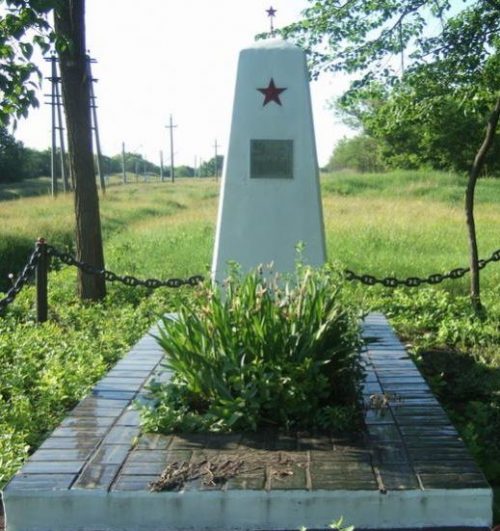 г. Марганец. Братская могила 8 советских воинов.