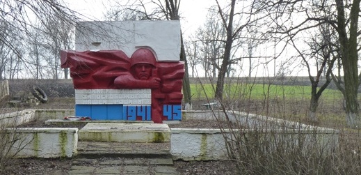 с. Головково Никопольского р-на. Памятник, установленный на братской могиле советских воинов, погибших в боях за село.
