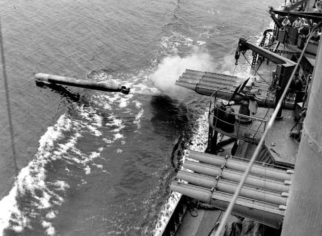 Эсминец «Dunlap» запускает торпеды. 1943 г.