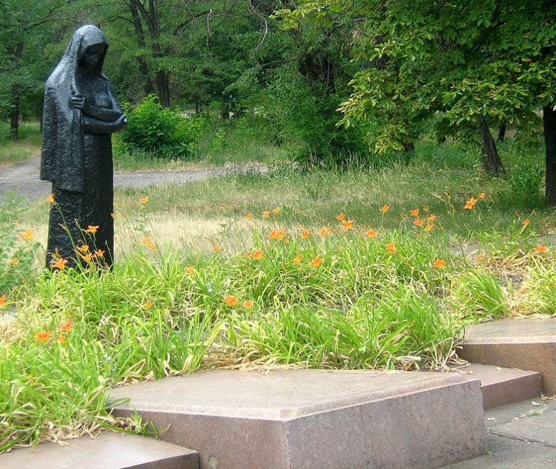 г. Кривой Рог. Памятник «Скорбящая мать», установленный на братской могиле советских воинов, погибших в боях за город.