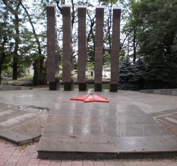 г. Кривой Рог. Памятник в парке Железнодорожников, установленный в 1956 году на братской могиле подпольщиков и воинов, погибших в боях за город. 