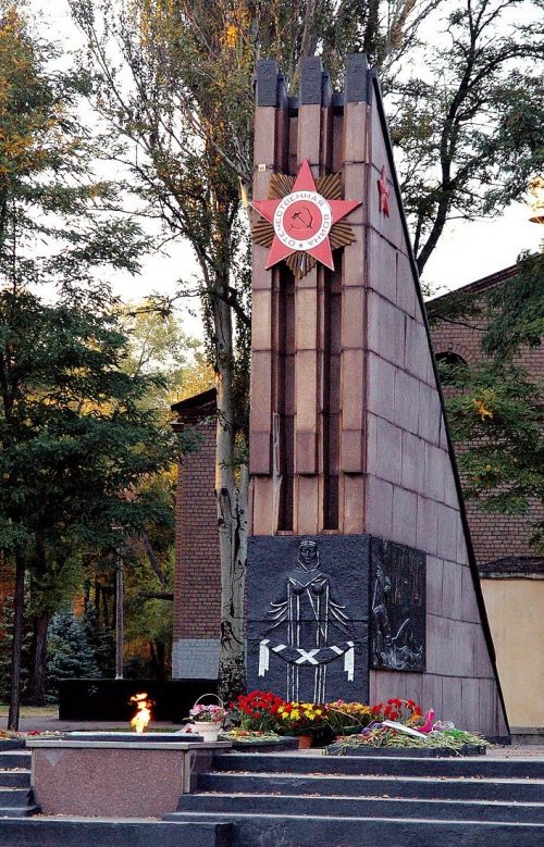 г. Кривой Рог. Памятник в сквере 60-летия Победы, установленный в 1969 году на братской могиле советских воинов, погибших при освобождении города.