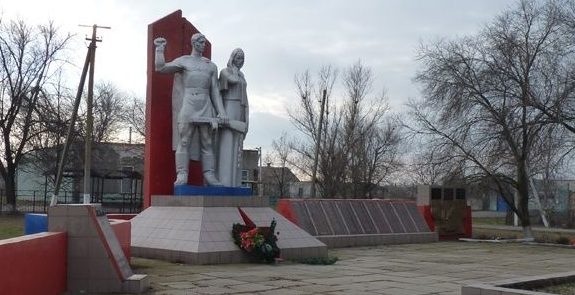 с. Лошкаревка Никопольского р-на. Памятник, установленный на братской могиле советских воинов, погибших в боях за село.