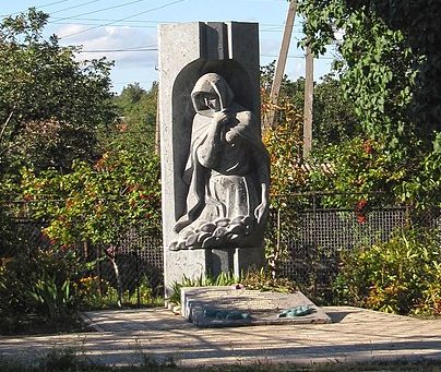 г. Кривой Рог. Братская могила, в которой похоронены 97 воинов, погибших при освобождении Кривого Рога в феврале 1944г. Скульптор - М. Козловский.