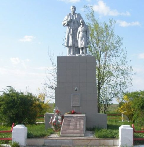 с. Лукиевка Никопольского р-на. Памятник, установленный на братской могиле советских воинов, погибших в боях за село.