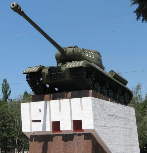 Памятник-танк ИС-2.