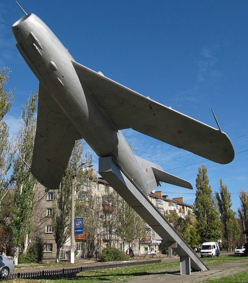 г. Никополь. Самолет МИГ-17, установленный в честь воинов-освободителей.