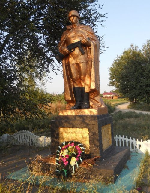 с. Маяк Криворожского р-на. Памятник, установленный на братской могиле, в которой похоронено 7 советских воинов.