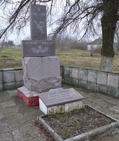 Памятники на мемориале. 