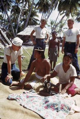 Матросы с местными жителями на Тараве. 1944 г.