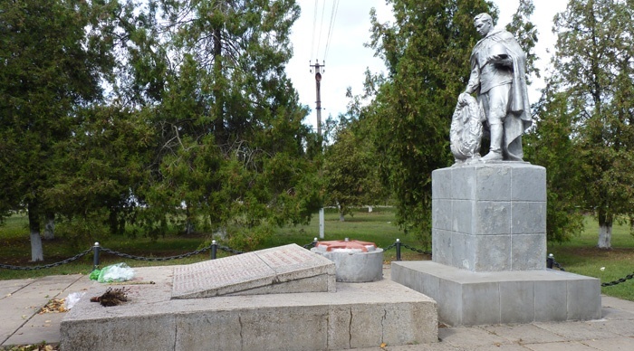 с. Новополье Криворожского р-на. Памятник, установленный в 1955 года на братской могиле, в которой похоронено 87 воинов, погибших в боях за село и памятный знак погибшим односельчанам. 