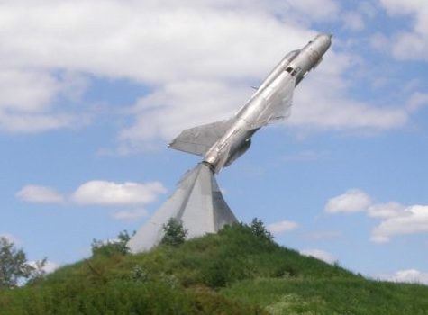 Памятник летчикам - самолет МИГ-21.