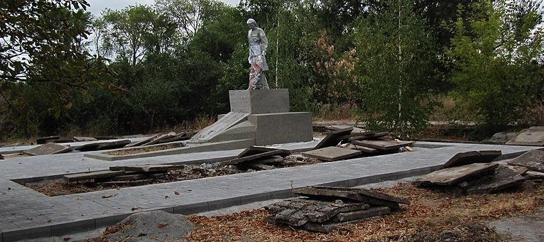 с. Романовка Криворожского р-на. Памятник, установленный в 1978 году на братской могиле, в которой похоронено 111 советских воинов, погибших при освобождении села.