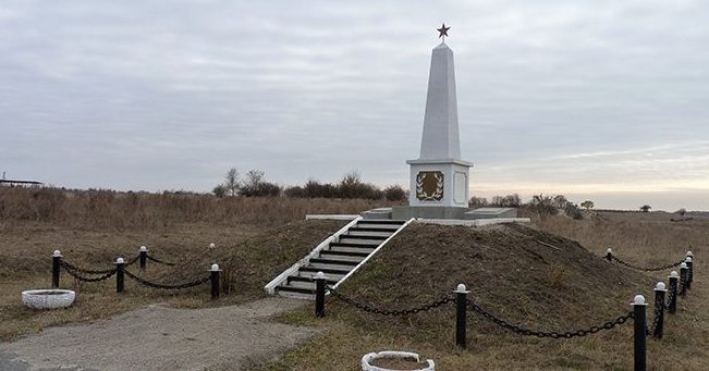 с. Терновка Криворожского р-на. Памятник погибшим военнопленным.