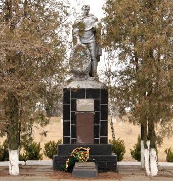 с. Чкаловка Криворожского р-на. Памятник, установленный на братской могиле воинов, погибших в боях за село.