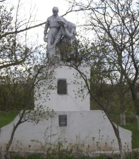 с. Нерудсталь Пятихатского р-на. Памятник, установленный на братской могиле 6 советских воинов.