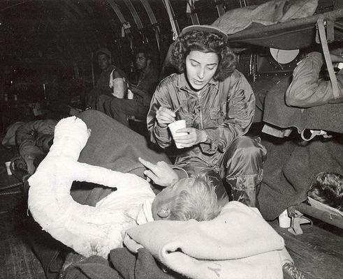 Уход за раненным на Иводзиме. Март 1945 года.