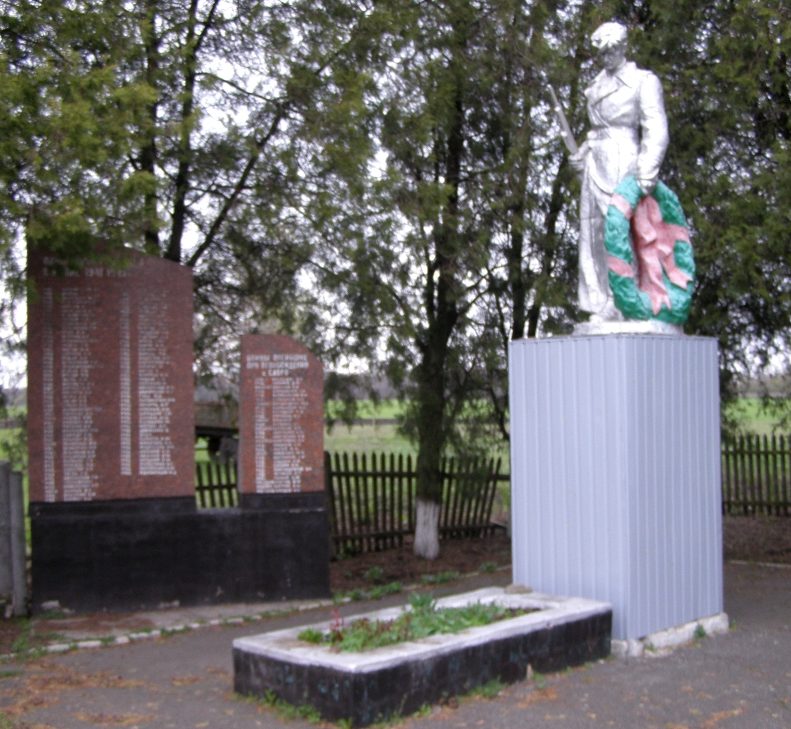 с. Савро Пятихатского р-на. Братская могила 33 советских воинов и памятный знак воинам-землякам.