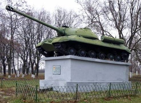 с. Голубовка Новомосковского р-на. Памятник-танк, установленный в 1981 году у средней школы в честь воинов 32-й гвардейской танковой бригады. 