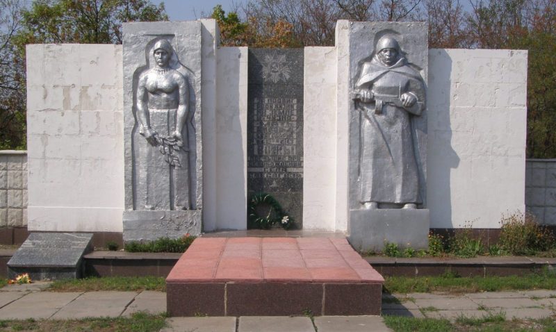 с. Саксагань Пятихатского р-на. Памятник, установленный на братской могиле, в которой похоронено 160 советских воинов.