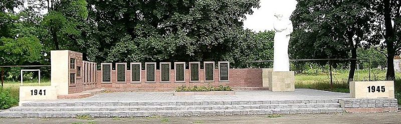 с. Голубовка Новомосковского р-на. Памятник, установленный в 1957 году на братской могиле, в которой похоронено 102 советских воинов, погибших 23 сентября 1943 года в боях за село и памятный знак 543 погибшим односельчанам.