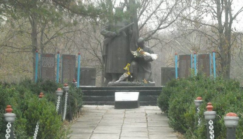 с. Троицкое Пятихатского р-на. Памятник, установленный на братской могиле, в которой похоронено 30 советских воинов.