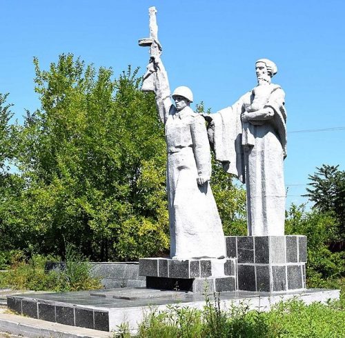 г. Новомосковск. Памятник, установленный на братской могиле советских воинов, погибших в боях при освобождении города и умерших от ран.