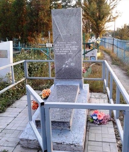 г. Новомосковск. Могила неизвестного солдата на краю кладбища в селе Кулебовка.