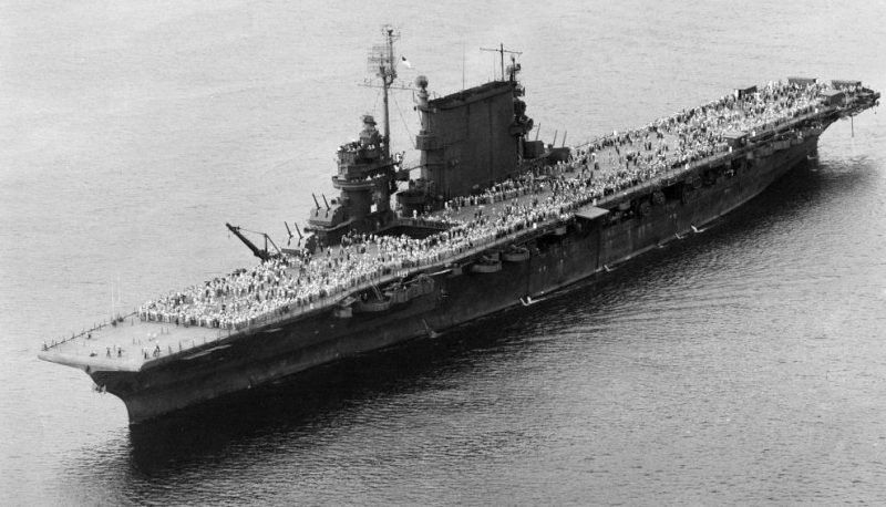 Авианосец «Saratoga» в качестве войскового транспорта возвращает в США около 30 тысяч военнослужащих с Тихого океана. 1945 г.