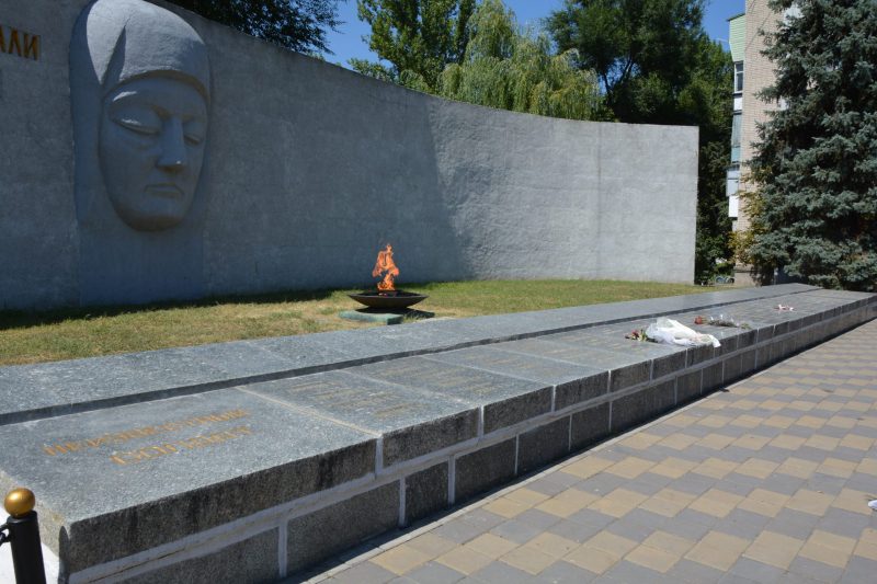 г. Новомосковск. Памятник, установленный в 1967 году на братской могиле воинов и партизан гражданской и Великой Отечественной войн.