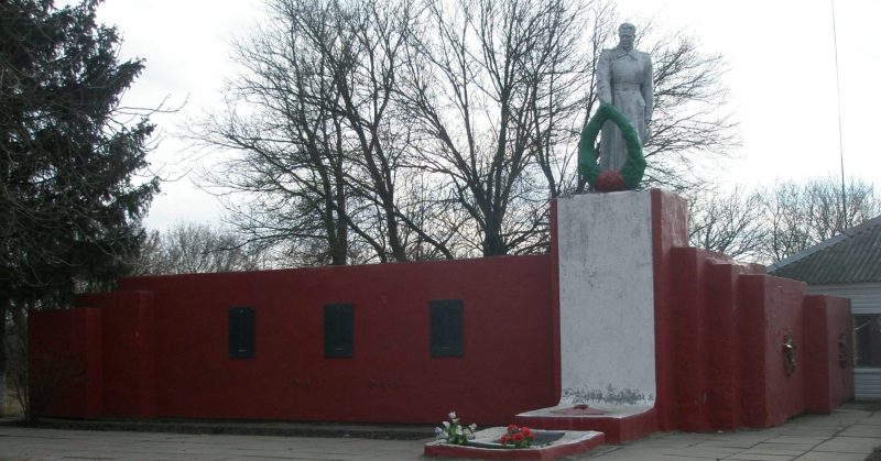 с. Новостепановка Новомосковского р-на. Памятник, установленный на братской могиле советских воинов.