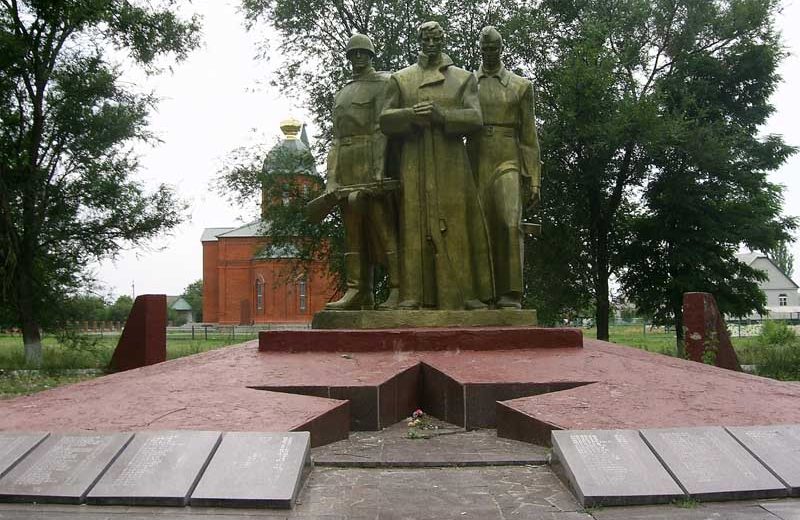 Братская могила партизан и памятник погибшим землякам. 