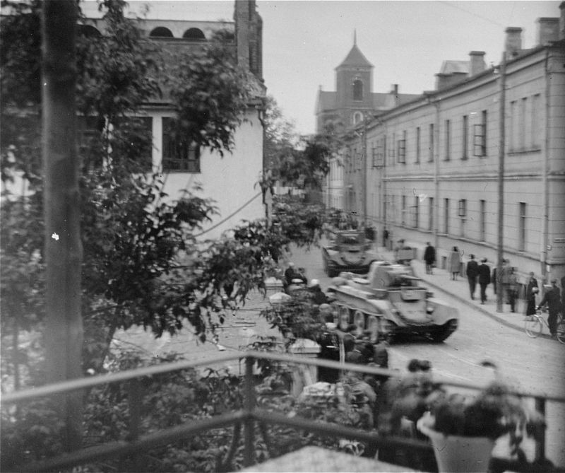 Советские танки БТ-7 на улице Каунаса. Июнь 1940 г. 