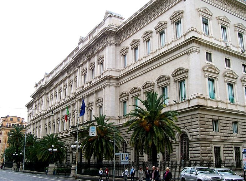 Здание Банка Италии на улице Виа Национале в Риме.