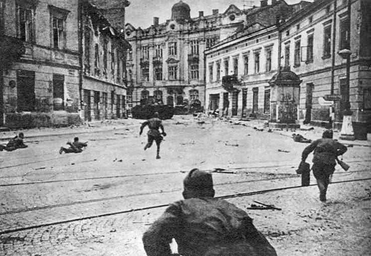 Советские солдаты ведут бои на улицах Львова.
