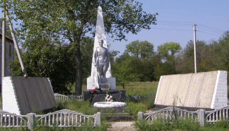 с. Базавлучок Софиевского р-на. Памятник, установленный на братской могиле, в которой похоронено 113 советских воинов, погибших в боях за село.