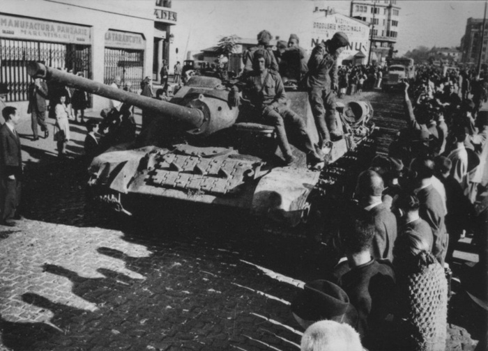 Советские войска входят в Бухарест.