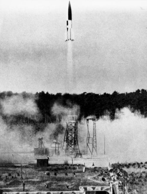 Запуск ракеты V-2.