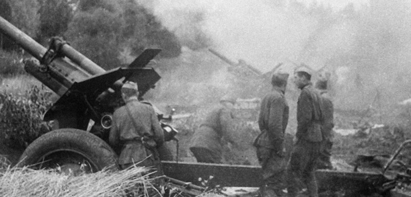 Советская артиллерия на подступах к Риге.