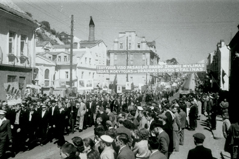 Демонстрация трудящихся Каунаса в честь принятия Литвы в состав СССР. Август 1940 г.