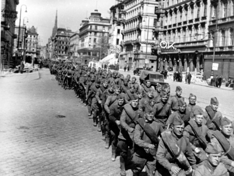 Советские войска вступают в Вену.