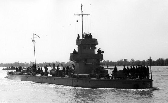 Монитор «Железняков» Дунайской флотилии, парад на Дунае в мае 1945 г.