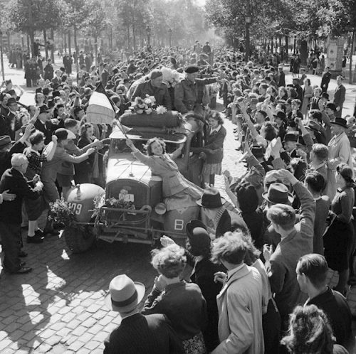 1-я бельгийская пехотная бригада входит в освобождённый Брюссель. 4 сентября 1944 года.