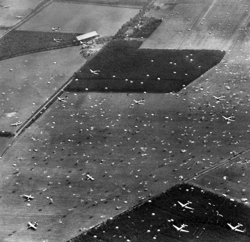 Высадка парашютистов 101-й воздушно-десантной дивизии Союзников. 