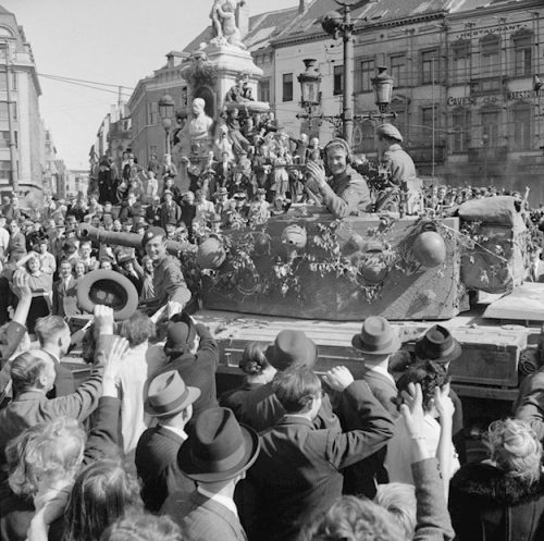 1-я бельгийская пехотная бригада входит в освобождённый Брюссель. 4 сентября 1944 года.