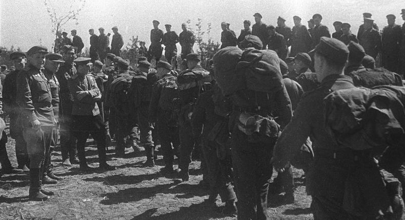 Немецкие солдаты сдаются на косе Фрише-Нерунг.