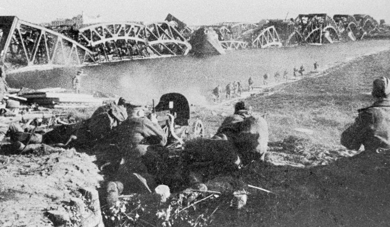 Взорванный немцами мост через Даугаву. Октябрь 1944 г.