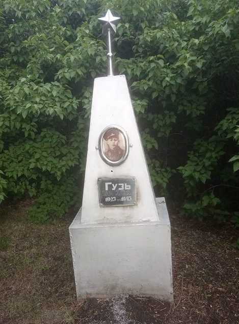 с. Великомихайловка Синельниковского р-на. Памятник на кладбище погибшим от рук карателей.