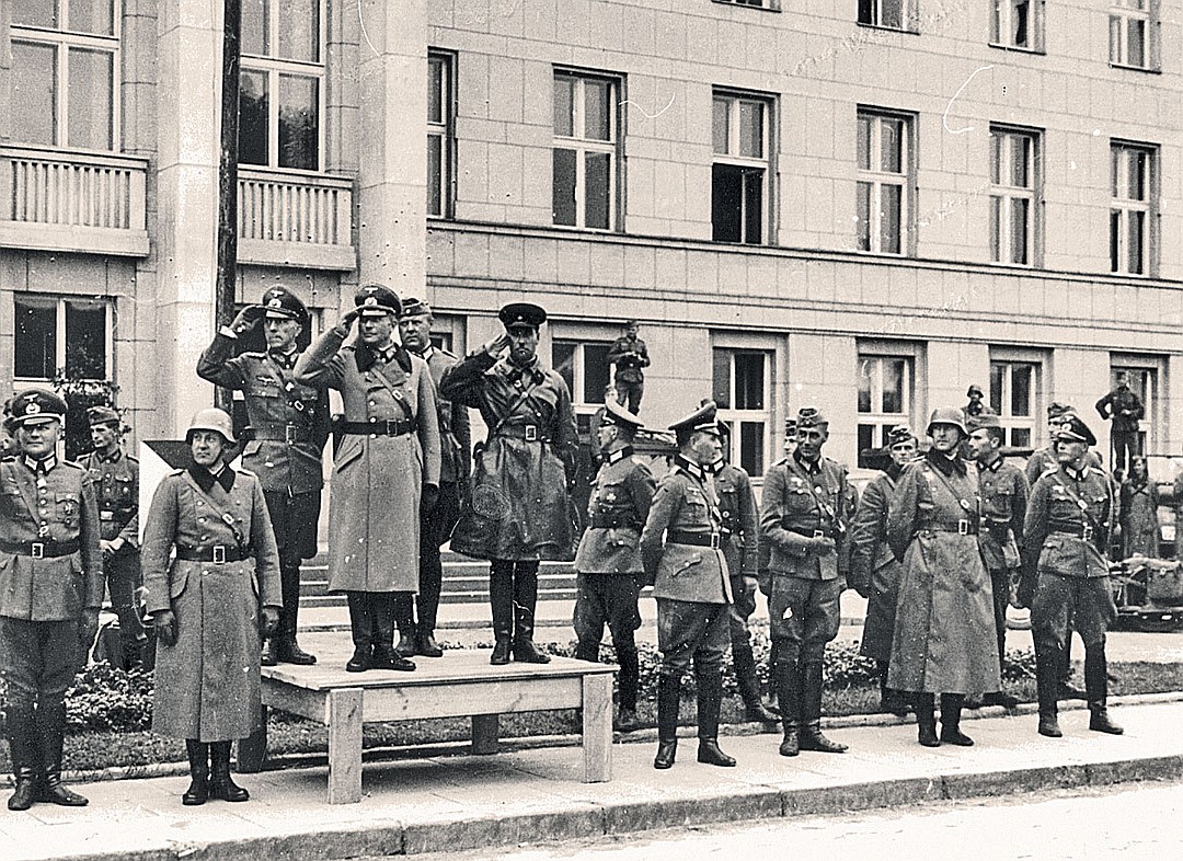 Церемония вывода немецких войск из Бреста, передаваемого Красной Армии. На трибуне - немецкий генерал Хайнц Гудериан и советский комбриг Семён Кривошеин. 22 сентября 1939 года.